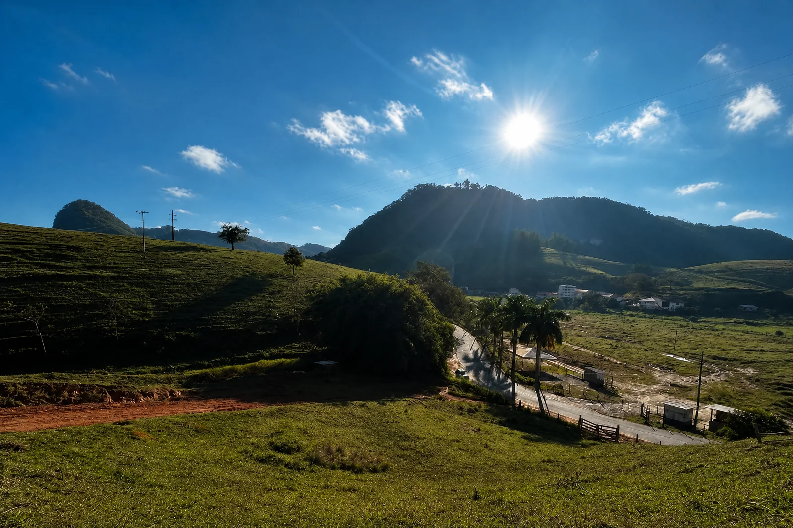 Paisagem de terrenos na serra